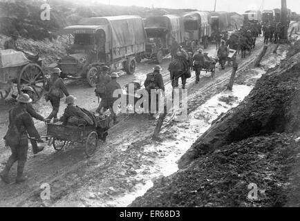 Les membres du Middlesex Regiment vu ici de retour de la pluie dans les tranchées au cours de la campagne de la Somme. La bataille de la Somme a duré du 1 juillet au 18 novembre 1916 pour les Alliés et 420 000 victimes. Le Middlesex Regiment avait m Banque D'Images