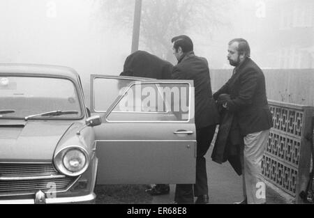 Kenneth Drury, ancien commandant de police, d'être arrêté à son domicile à Sidcup, Kent par les détectives de Scotland Yard, accusé de corruption, le samedi 28 février 1976. Banque D'Images