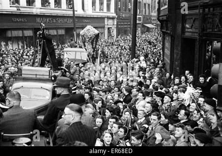 L'équipe de Derby County retour à la maison avec le trophée de la FA Cup après leur victoire contre Charlton Athletic en finale à Wembley. Photo montre : Derby le capitaine Jack Nicholas montrant off il trophée. 1er mai 1946. Banque D'Images