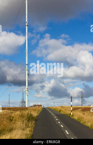 Winter Hill émetteur de télévision sur le mât haut de Rivington Moor, Bolton, Lancashire avec un seul vélo cycliste passé. Banque D'Images