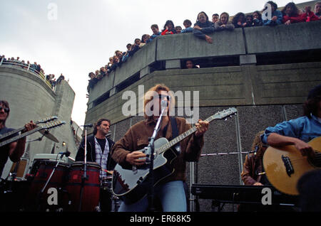 Bon Jovi a apporté les allées de London's South Bank à l'arrêt quand ils ont joué un mini-concert à l'extérieur du Queen Elizabeth Hall, Londres, le 14 juin 1995. Le groupe, qui plus tôt dans la journée, joué à Glasgow et à Cardiff, a atterri à Londres havi Banque D'Images