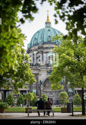 Berlin, Allemagne. 28 mai, 2015. Le soleil brille au-dessus de la cuppola de la cathédrale de Berlin, Allemagne, 28 mai 2015. Photo : Lukas Schulze/dpa/Alamy Live News Banque D'Images