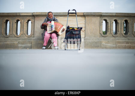 Berlin, Allemagne. 28 mai, 2015. Maria joue à l'accordéon sur un pont sur l'île des musées à Berlin, Allemagne, 28 mai 2015. Photo : Lukas SCHULZE/dpa/Alamy Live News Banque D'Images