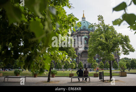 Berlin, Allemagne. 28 mai, 2015. Le soleil brille au-dessus de la cuppola de la cathédrale de Berlin, Allemagne, 28 mai 2015. Photo : Lukas Schulze/dpa/Alamy Live News Banque D'Images