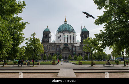 Berlin, Allemagne. 28 mai, 2015. Le soleil brille au-dessus de la cuppola de la cathédrale de Berlin, Allemagne, 28 mai 2015. Photo : Lukas Schulze/dpa/Alamy Live News Banque D'Images