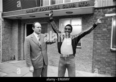 Manager George Petchey avec Laurie Cunningham en dehors de Leyton Orient Football Club. 2 Février 1976 Banque D'Images