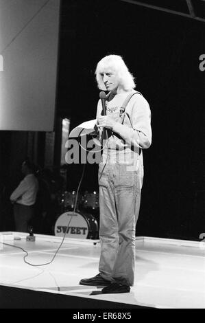 "Une journée dans la vie de Jimmy Saville' par Mike Hellicar. On le voit ici en répétition pour la BBC Top of the Pops show. 7 octobre 1971. Banque D'Images