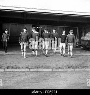 West Bromwich Albion joueurs seniors ont organisé une deuxième promenade hors d'une formation en 24 heures, vendredi 20 décembre 1963. Vingt et un joueurs de l'équipe première, soit deux de plus que le jeudi, a refusé de former car manager Jimmy Hagan ne fonctionne toujours pas les laisser porter tracksuit Banque D'Images