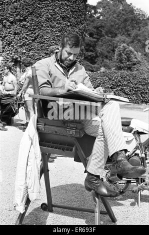 Jerry Lewis Directeur vu ici la lecture du script alors que sur l'emplacement à Eastnor Castle, Ledbury lors de l'enregistrement 'One More Time' vers le 1er août 1969 Banque D'Images