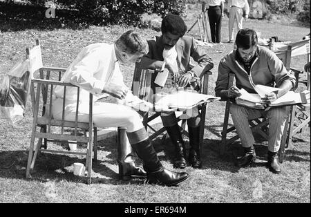 Jerry Lewis Directeur (à droite) on voit ici la lecture du script avec Sammy Davis Junior (centre et Peter Lawford (à gauche) tandis que sur l'emplacement à Eastnor Castle, Ledbury, pendant le tournage du film 'One More Time' vers le 1er août 1969 Banque D'Images