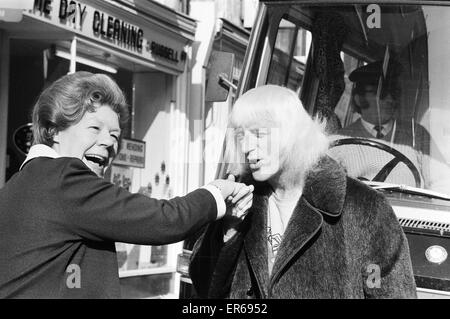 "Une journée dans la vie de Jimmy Saville' par Mike Hellicar. Photographié embrassant une femme passant sa main. 7 octobre 1971. Banque D'Images