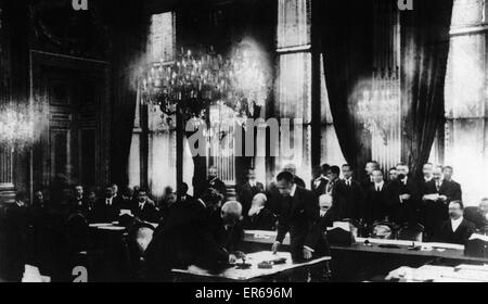 Le Président Georges Clemenceau vu ici de ratifier le Traité de Versailles pour le gouvernement français. le 13 janvier 1920. Le traité a été signé par tous les combattants le 28 juin 1919, exactement cinq ans après l'assassinat de l'archiduc François-F Banque D'Images