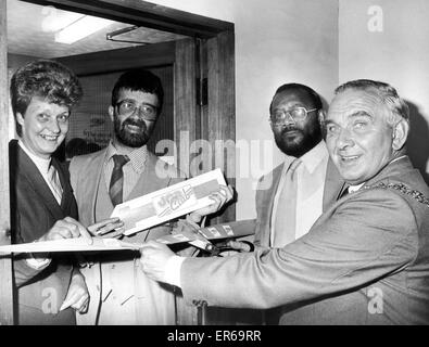 Nouveau Job Club s'ouvre à l'Ouest Centre indien, Spon Street, Coventry, offrant un téléphone, machine à écrire et de timbres, il a fallu six monts d'établir, sur la photo 28 juin 1988. Président de la West Indian Community Association Eric Linton (deuxième à droite) a dit à Banque D'Images