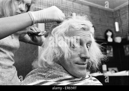 "Une journée dans la vie de Jimmy Saville' par Mike Hellicar. On le voit ici dans un salon de coiffure dames. 7 octobre 1971. Banque D'Images