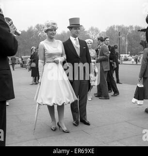 Buckingham Palace Garden Party : les visiteurs et les passants à l'extérieur de Buckingham Palace a une freed hat fashion show aujourd'hui. Chichi et les fantaisies, fleurs et tulle, et bits and pieces compose les chapeaux grands et petits, grands et larges, comme les femmes réduite suivie Banque D'Images