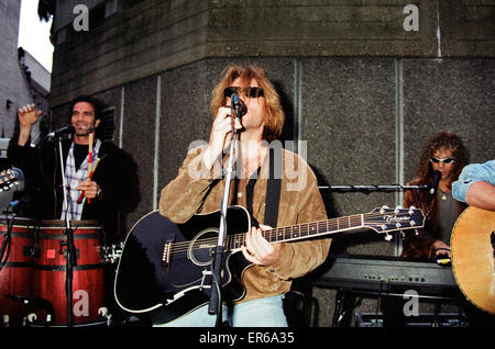 Bon Jovi a apporté les allées de London's South Bank à l'arrêt quand ils ont joué un mini-concert à l'extérieur du Queen Elizabeth Hall, Londres, le 14 juin 1995. Le groupe, qui plus tôt dans la journée, joué à Glasgow et à Cardiff, a atterri à Londres havi Banque D'Images