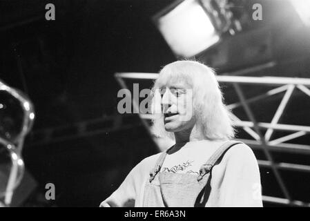 "Une journée dans la vie de Jimmy Saville' par Mike Hellicar. On le voit ici en répétition pour la BBC Top of the Pops show. 7 octobre 1971. Banque D'Images