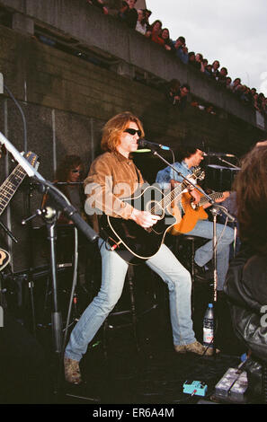 Bon Jovi a apporté les allées de London's South Bank à l'arrêt quand ils ont joué un mini-concert à l'extérieur du Queen Elizabeth Hall, Londres, le 14 juin 1995. Le groupe, qui plus tôt dans la journée, joué à Glasgow et à Cardiff, a atterri à Londres havi Banque D'Images