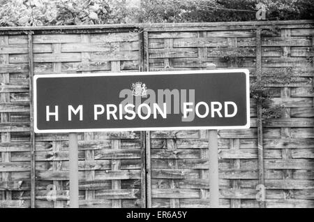 H M Prison Ford, signe. 1979. Kenneth Drury, ancien Commandant de Police, quitte Ford prison ouverte, Sussex, 3 septembre 1979. En juillet 1977, l'établissement Drury a été déclaré coupable de cinq chefs de corruption et emprisonné pendant huit ans. Banque D'Images