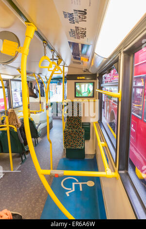 L'Angleterre, Londres, accès handicapés Domaine des autobus à deux étages Banque D'Images