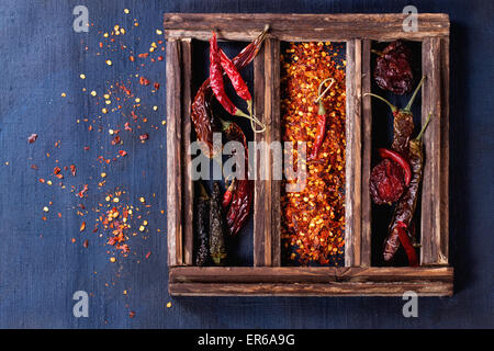 Assortiment de frene ensemble et paillettes de Red Hot Chili Peppers en boîte bois sur bleu foncé comme fond de toile Banque D'Images