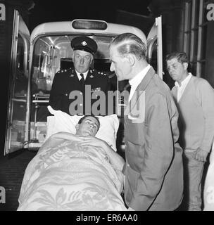 Jackie Stewart, pilote de course de Formule 1 sur la photo transférée d'ambulance après votre arrivée à l'Hôpital St Thomas, Westminster, Londres, dimanche 12 juin 1966. Jackie Stewart était le seul conducteur blessé lors d'un incroyable premier tour au B Banque D'Images