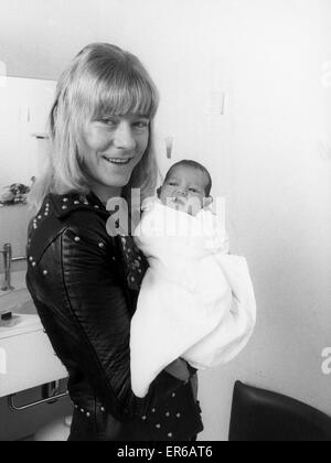 Brian Connolly, chanteur du groupe casse-graphique que la douce, est un homme de famille maintenant. Et le nouveau pop est manifestement fier de présenter son premier enfant, Nicolas. Brian's 23 ans épouse Marilyn a donné naissance à leur fille de 7lb à l'hôpital à Chertsey, Surrey Banque D'Images