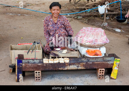 Une femme vend du vendeur bananes frites ambulante à Kampong Cham, au Cambodge. Banque D'Images