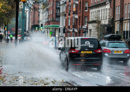 Addison Lee un taxi par l'intermédiaire de lecteurs une grande flaque sur Vauxhall Bridge Road de Londres comprend : Atmosphère Où : London, Royaume-Uni Quand : 23 novembre 2014 Crédit : Peter Maclaine/WENN.com Banque D'Images