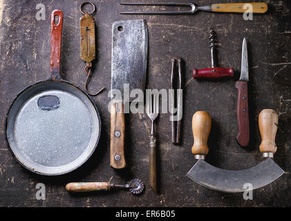 Ensemble de cuisine vintage sur fond sombre. Vue d'en haut Banque D'Images