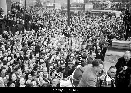 L'équipe de Derby County retour à la maison avec le trophée de la FA Cup après leur victoire contre Charlton Athletic en finale à Wembley. Photo montre : Derby le capitaine Jack Nicholas montrant off il trophée. 1er mai 1946. Banque D'Images