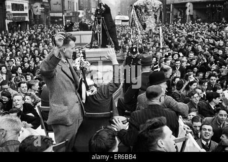L'équipe de Derby County retour à la maison avec le trophée de la FA Cup après leur victoire contre Charlton Athletic en finale à Wembley. Photo montre : Derby le capitaine Jack Nicholas montrant off il trophée. 1er mai 1946. Banque D'Images