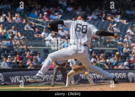 Bronx, New York, USA. 27 mai, 2015. Le lanceur des Yankees DELIN BETANCES dans la 8e manche, Kansas Ville Royal vs. NY Yankees, Yankee Stadium, mercredi, 27 mai, 2015. Credit : Bryan Smith/ZUMA/Alamy Fil Live News Banque D'Images