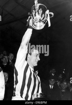 Finale de Coupe de Ligue de deuxième match aller à l'aubépines. West Bromwich Albion 4 v West Ham United 1. WBA (5-3 victoire sur d'agrégats). West Brom le capitaine Graham Williams détient en altitude le trophée après sa victoire éclatante du côté. 23 mars 1966. Banque D'Images