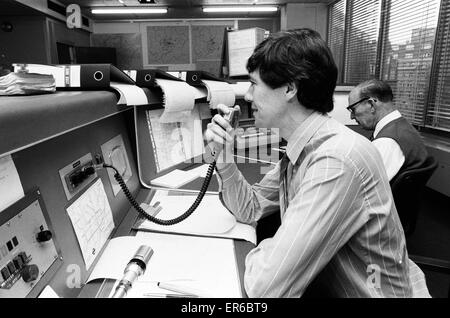 L'équipe de vol centrale a.k.a.La Brigade volante, une succursale de la Metropolitan Police spécialisée dans la lutte contre les vols à main armée et les crimes violents à Londres, 19 juin 1984. Salle de communication à New Scotland Yard. Banque D'Images