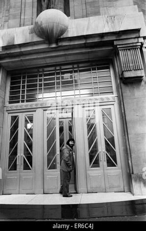 Dave Lee Travis DJ BBC Radio 1 Petit déjeuner Show, 28 juin 1978. Un jour dans la vie, Fonction. Arrive à Broadcasting House, Londres. Banque D'Images