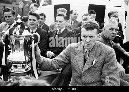 L'équipe de Derby County retour à la maison avec le trophée de la FA Cup après leur victoire contre Charlton Athletic en finale à Wembley. Photo montre : Derby le capitaine Jack Nicholas montrant off il trophée. 1er mai 1946. Banque D'Images