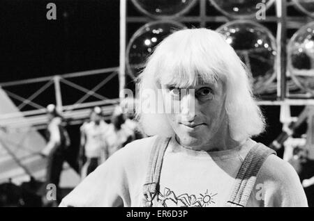 "Une journée dans la vie de Jimmy Saville' par Mike Hellicar. On le voit ici sur l'ensemble de la BBC Top of the Pops show. 7 octobre 1971. Banque D'Images