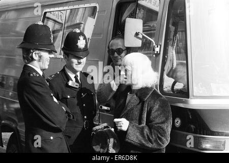 "Une journée dans la vie de Jimmy Saville' par Mike Hellicar. On le voit ici à parler aux agents de police à côté de son autocaravane caravane à l'extérieur de la gare de Kings Cross. 7 octobre 1971. Banque D'Images