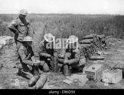 Les artilleurs de la Royal Garrison RGA ( Artyilley ) vu ici Définition de l'obusier de 6 fusibles' coquilles à un bombardement des tranchées allemandes porter Montauban sur la somme de bataille vers juillet 1916 Banque D'Images