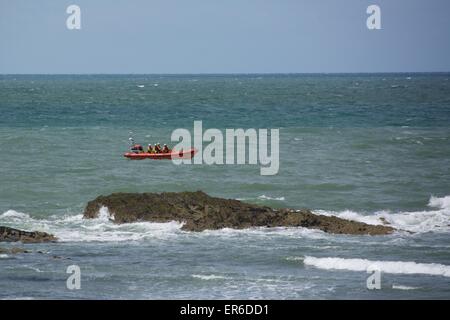 Aberystwyth, Ceredigion, pays de Galles, Royaume-Uni. 28 mai, 2015. Les services d'urgence d'effectuer une recherche et de sauvetage au large de la côte d'Aberystwyth, à la suite d'un appel à la police. Regardez les foules de la promenade. Trebuchet © Photographie/Alamy News Live Banque D'Images