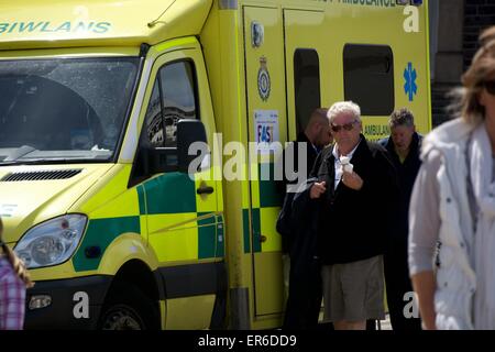 Aberystwyth, Ceredigion, pays de Galles, Royaume-Uni. 28 mai, 2015. Les services d'urgence d'effectuer une recherche et de sauvetage au large de la côte d'Aberystwyth, à la suite d'un appel à la police. Regardez les foules de la promenade. Trebuchet © Photographie/Alamy News Live Banque D'Images