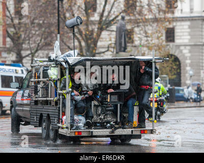 Une équipe à l'abri de la pluie sur une plate-forme alors que le tournage d'un Jaguar voiture à la place du Parlement pour la série télévisée 'London Spy' comprend : Atmosphère Où : London, England, United Kingdom Quand : 23 novembre 2014 Crédit : Peter Maclaine/WENN.com Banque D'Images