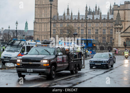 Une équipe à l'abri de la pluie sur une plate-forme alors que le tournage d'un Jaguar voiture à la place du Parlement pour la série télévisée 'London Spy' comprend : Atmosphère Où : London, England, United Kingdom Quand : 23 novembre 2014 Crédit : Peter Maclaine/WENN.com Banque D'Images