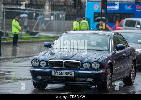 Un Jaguar voiture conduit autour de la place du Parlement pendant le tournage de la série télévisée 'London Spy' comprend : Atmosphère Où : London, England, United Kingdom Quand : 23 novembre 2014 Crédit : Peter Maclaine/WENN.com Banque D'Images