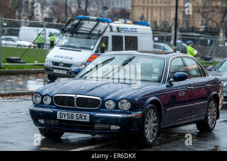 Un Jaguar voiture conduit autour de la place du Parlement pendant le tournage de la série télévisée 'London Spy' comprend : Atmosphère Où : London, England, United Kingdom Quand : 23 novembre 2014 Crédit : Peter Maclaine/WENN.com Banque D'Images