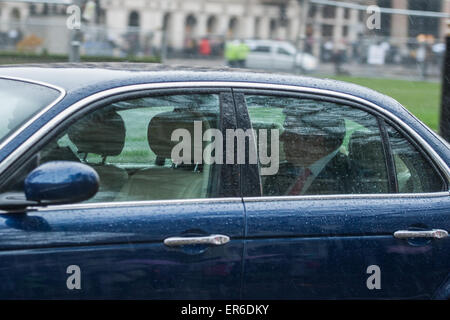 Un Jaguar voiture conduit autour de la place du Parlement pendant le tournage de la série télévisée 'London Spy' comprend : Atmosphère Où : London, England, United Kingdom Quand : 23 novembre 2014 Crédit : Peter Maclaine/WENN.com Banque D'Images