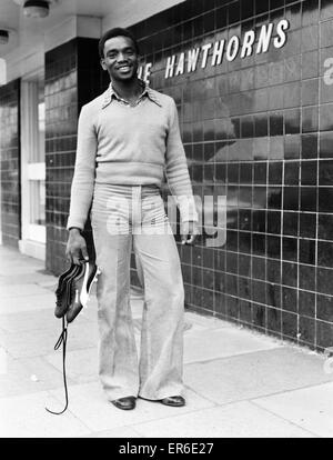 Laurie Cunningham arrivant à West Bromwich Albion pour sa première journée de formation. 7 mars 1977 Banque D'Images