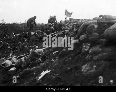 6 h 16 Juin 1915 Photo prise par Private Fyfe Z Société 1/10ème King's Regiment (Liverpool) écossais qui a été blessé à quelques mètres en face d'une tranchée à l'avance allemande ferme près de Bellewaarde Hooge. Les membres de la Société Z 1/10e Banque D'Images