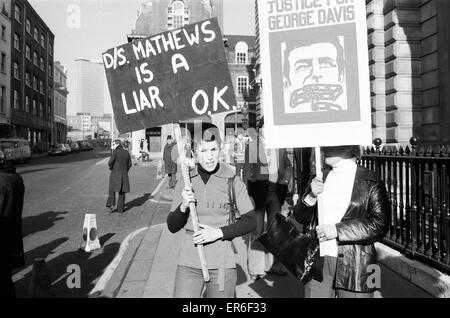 Rosie Davis, épouse de George Davis, actuellement à la prison pour vol de banque, manifestations devant la Cour des magistrats de Bow Street, Londres, où Kenneth Drury, ancien commandant de police est accusé de corruption, 1er mars 1976. Banque D'Images